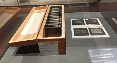 Plat Media Kaca Van Romondt<i>Van Romondt Glass slide</i>